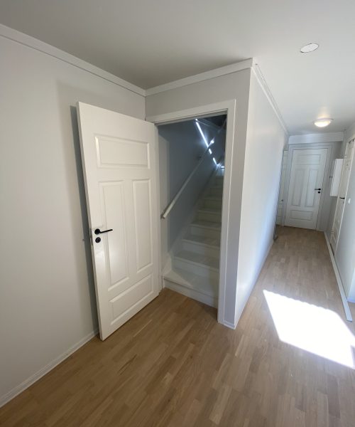 Bygget vegg med dør i kjeller i Trondheim - Haveland bygg