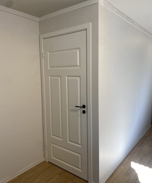 Bygget vegg med dør i kjeller i Trondheim - Haveland bygg