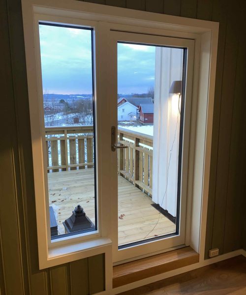 Foring og lister rundt ny dør i Trondheim